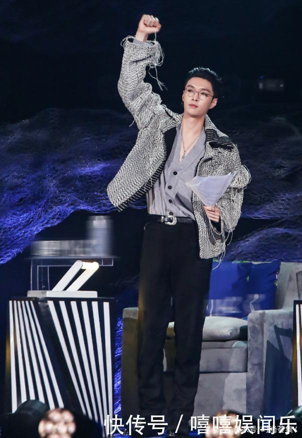 黑色t恤 又帅又奶,造型百变,这档综艺里的张艺兴帅气值满分