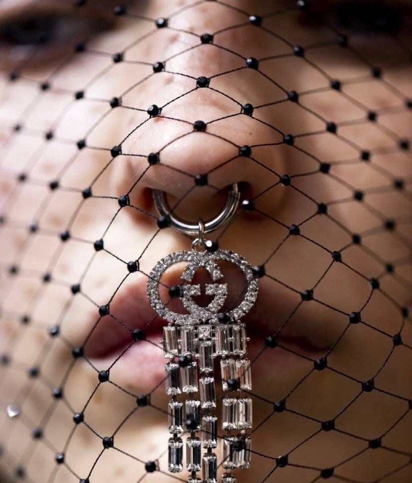 巴黎世家 购时髦:奢侈品大牌也玩赛博朋克?|封面天天见·逛姐出街