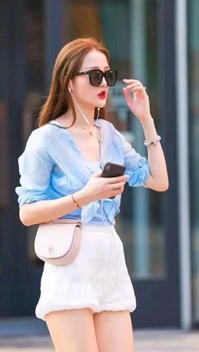 小姐姐|街拍:小姐姐穿着一件黑色紧身背心搭配上热裤,时尚又潮流