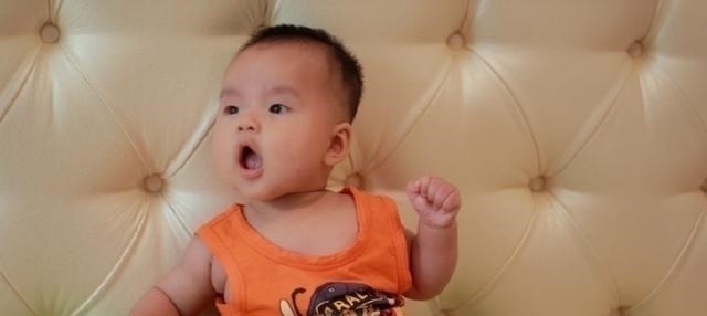发育|宝宝见到这3种人会笑,说明智力发育比同龄人快,将来更有成就