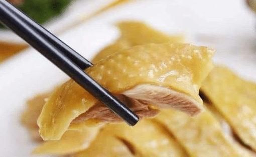 怎么做正宗白切鸡只会水煮就错了，大厨这么做，鸡肉皮脆肉滑