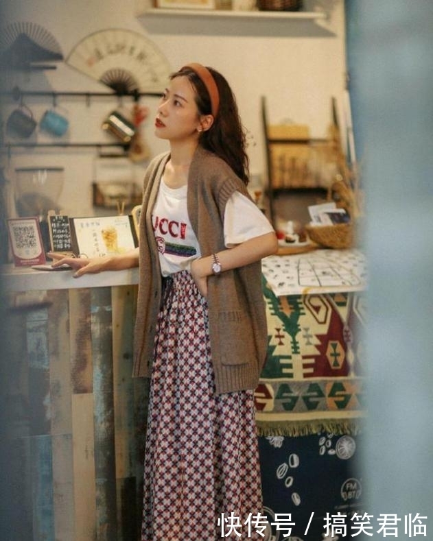 针织衫马甲|时髦精可以告别基本款半身裙了,会穿搭的女性都选择了碎花裙