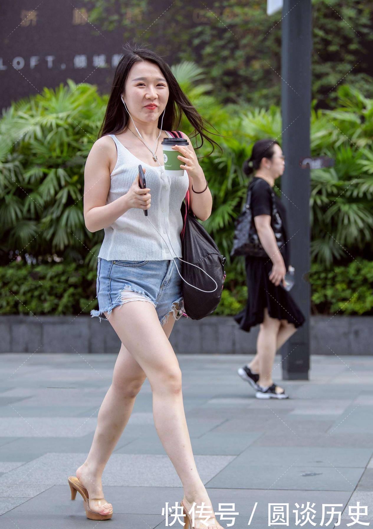 穿搭|针织背心，清爽舒适，搭配浅蓝色牛仔短裤，更显清新自然