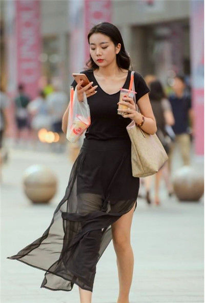 街拍小姐姐靓丽的穿搭,休闲时尚,长相精致甜美可人