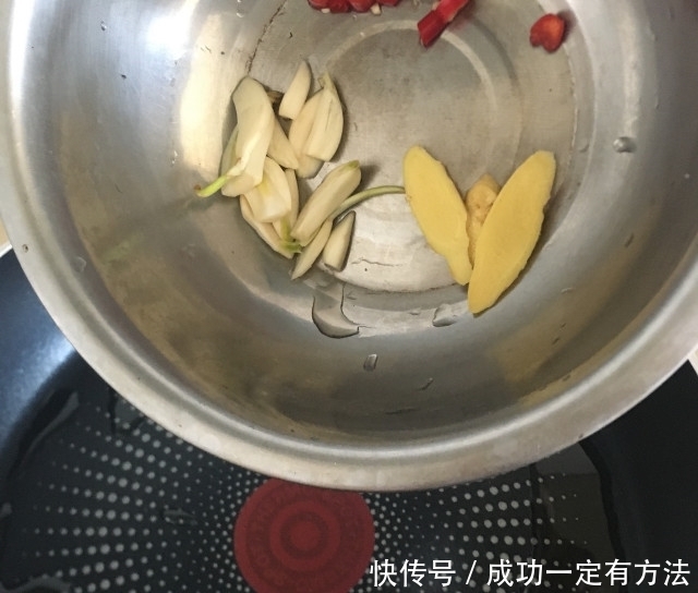 牛肉末炒黑木耳,简单下饭菜,鲜香味美