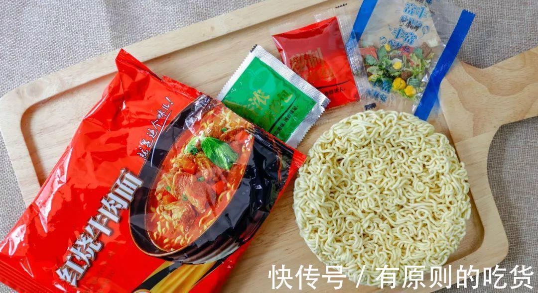 顺序|煮泡面时，先放料包还是面饼？顺序做不对，难怪油水大还不好吃