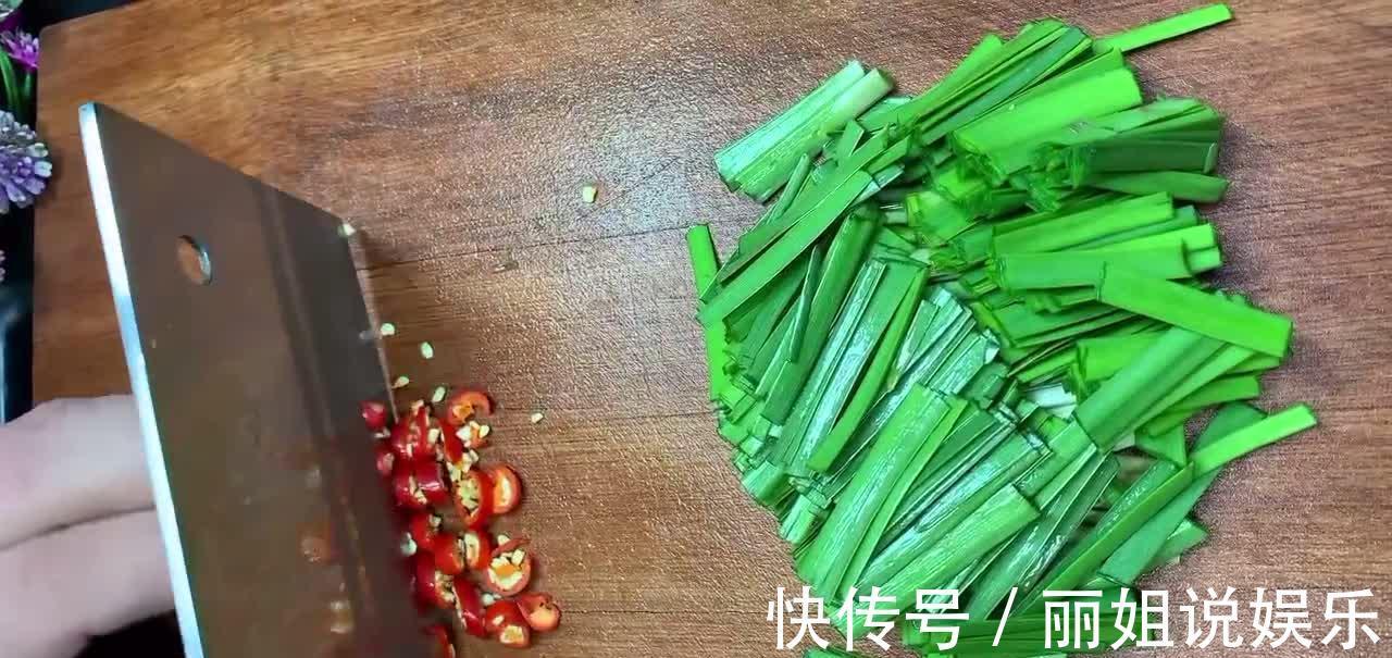 韭菜鸡蛋炒粉条,香浓味美香辣入味,即能当菜又能当饭,大家喜欢