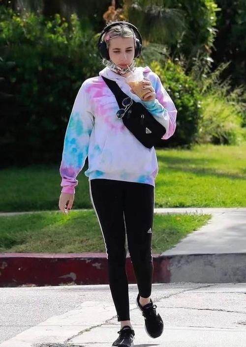 最近火了一种穿法:卫衣+小脚裤,洋气显瘦,承包整个春季的时尚