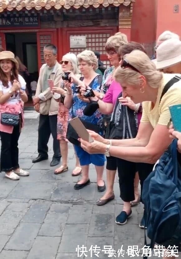 旗装|奇闻：旗装小萝莉游故宫，遭外国人围的水泄不通