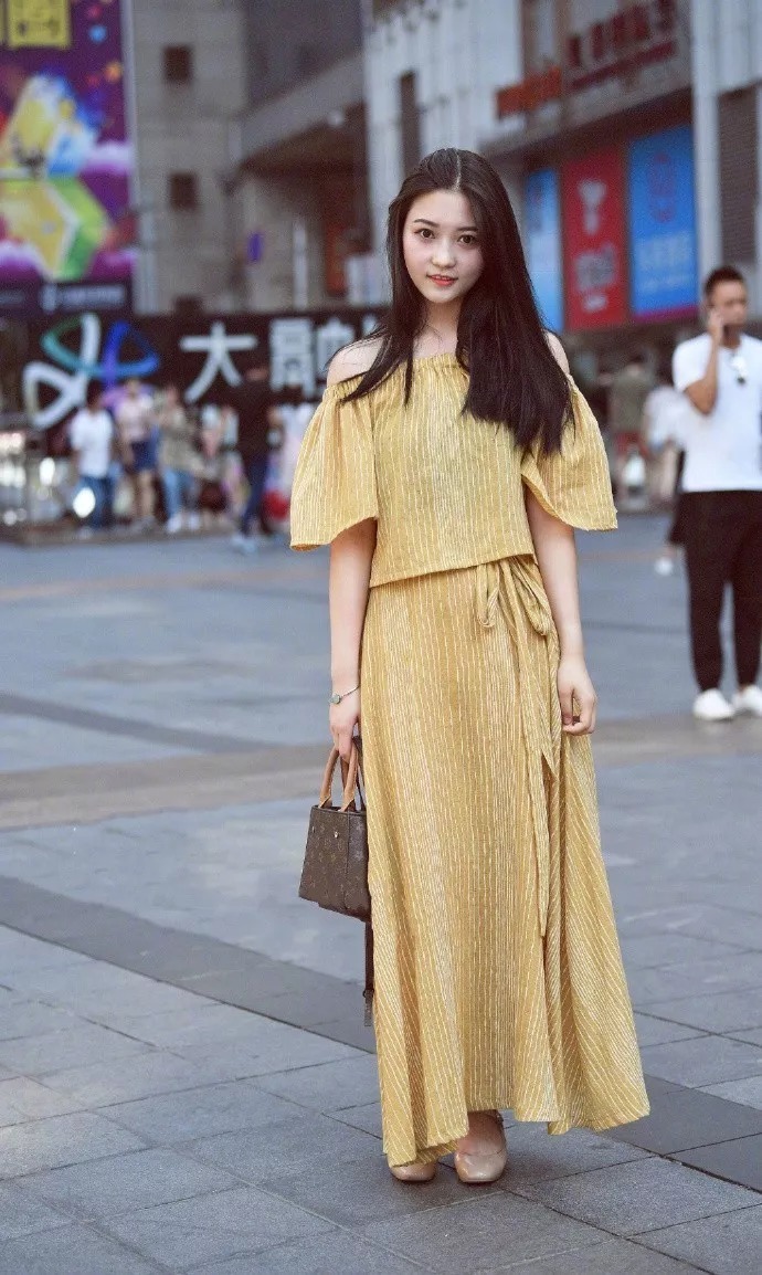 高腰|美女搭配高跟鞋,让自己显得更有魅力