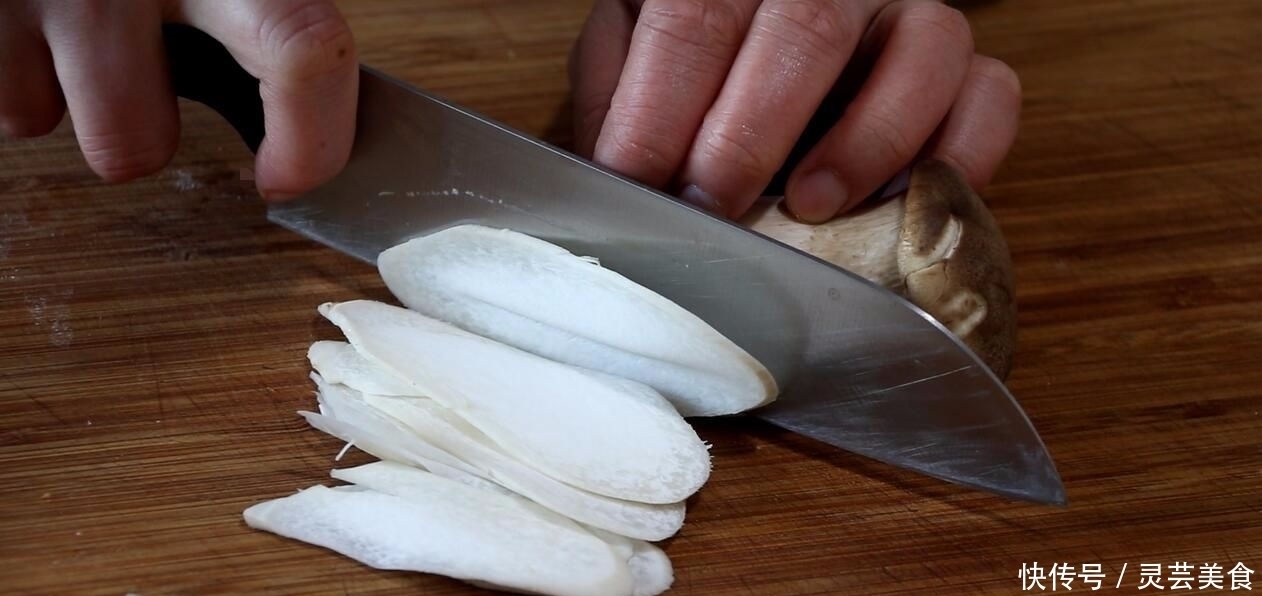 教你杏鲍菇的简单做法,只用两种调味料就搞定,咸香酥脆