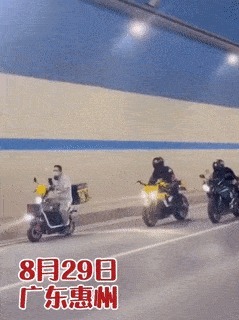 |搞笑GIF:吃货吃东西时是不需要掩饰的,女汉子一枚