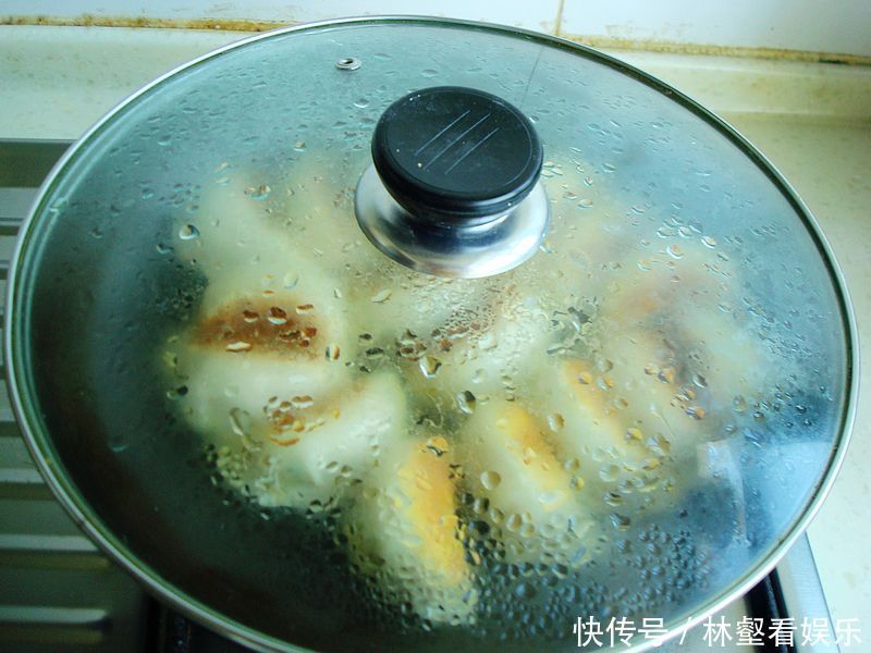  傻傻的|剩米饭别再傻傻的炒了，教你一招，比饺子都好吃，早餐也有了