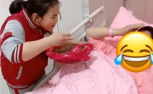 大宝|宝妈生完弟弟,女儿端一盆大龙虾前来诱惑,鉴定完毕,绝对亲生的