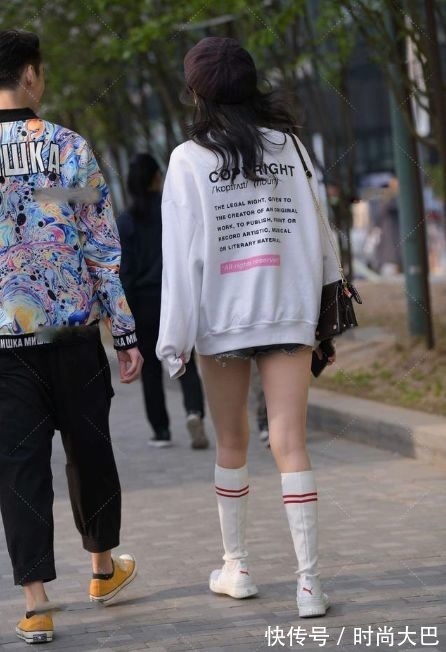 牛仔裤 穿着卡其色，时尚而老成，充满高级感