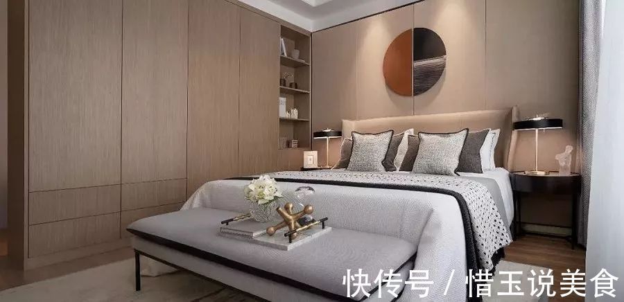 卧室内|还在买衣柜现在流行“挖墙”装衣橱!