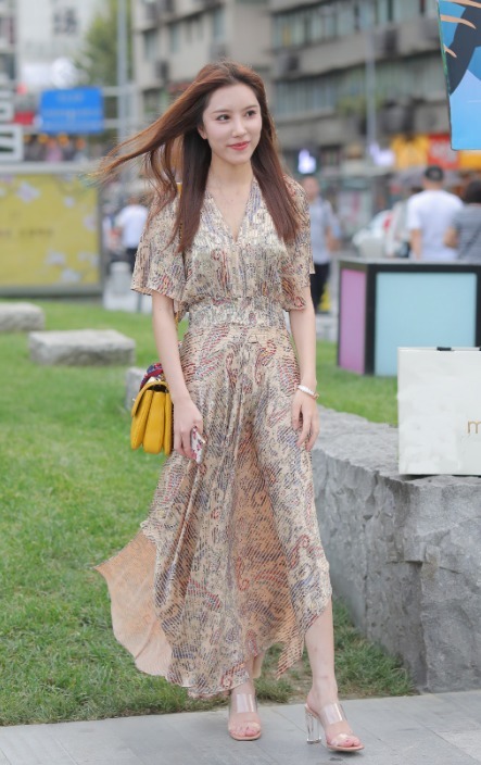 年轻女性的轻熟风穿搭,一件复古花纹连衣裙,稳重又俏皮