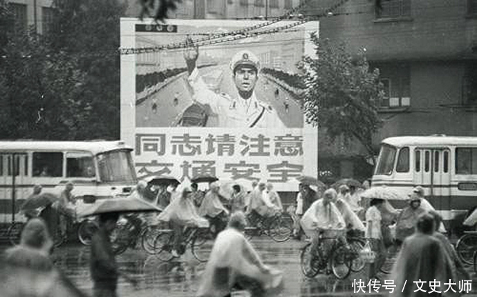 深圳老照片：90年代发廊女从村巷经过，几十位村民当大猩猩观赏