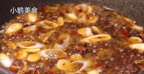 年夜饭猪肉好吃做法，淋2个鸡蛋，老做法教给你，吃一次就忘不了