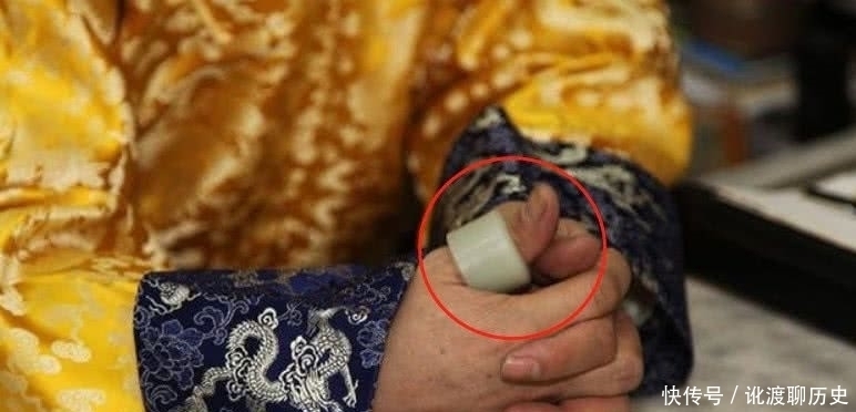 他是乾隆嫡世孙有个玉扳指,专家建议上交,他用6字让专家无话可说!