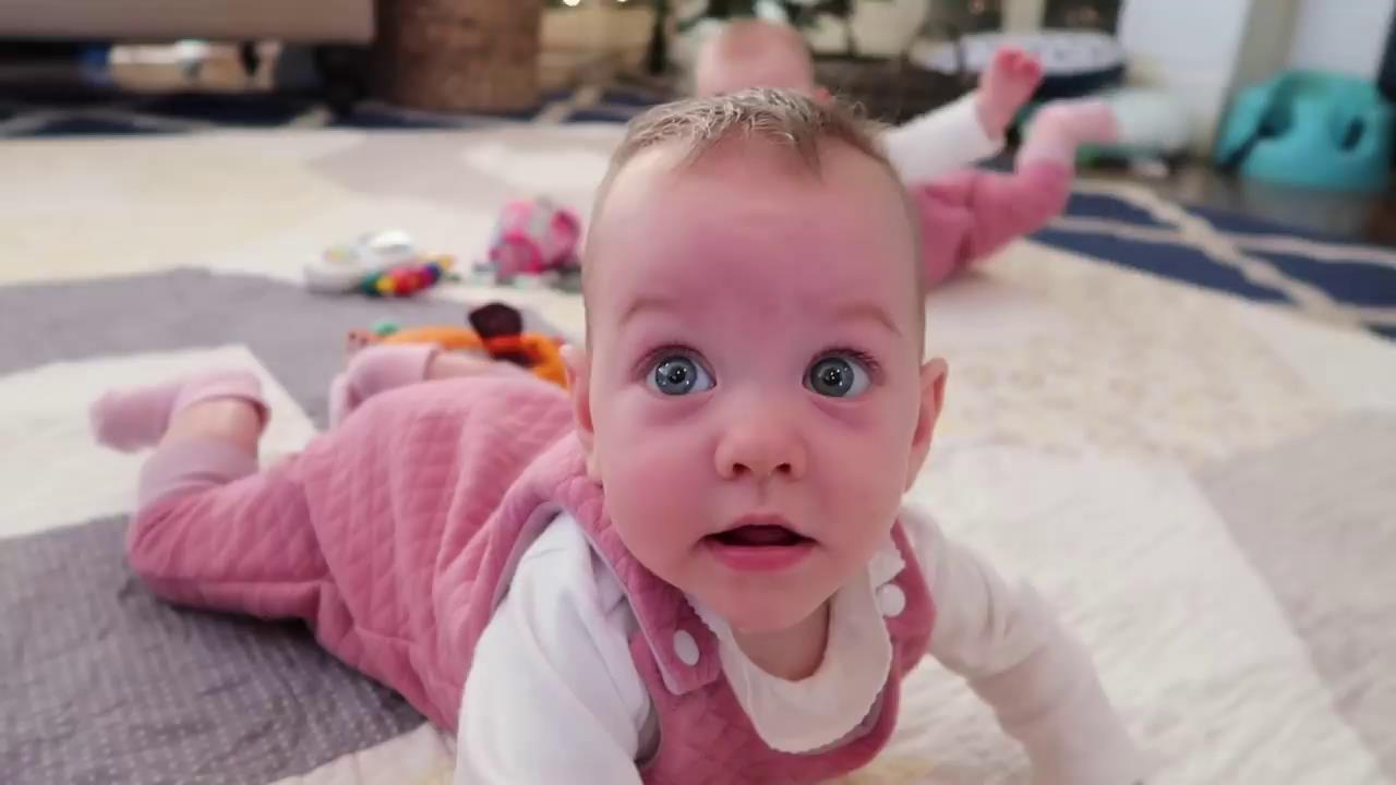 客厅|5胞胎在客厅等妈妈给自己冲奶粉,一个个张望的小脑袋,太可爱