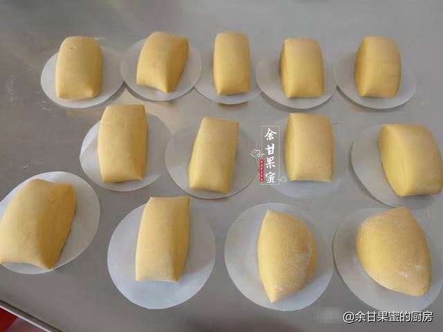 这道面食不用加水，制作过程简单，成品亮丽松软，无糖也甜美