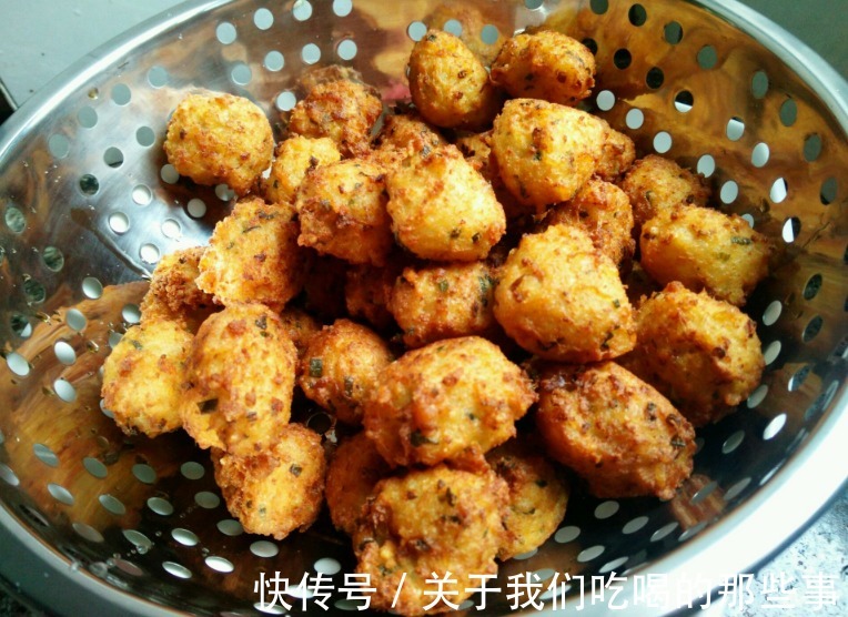 炸肉丸子要掌握“加2样2技巧”，外酥里嫩，咸香可口，放凉也不硬