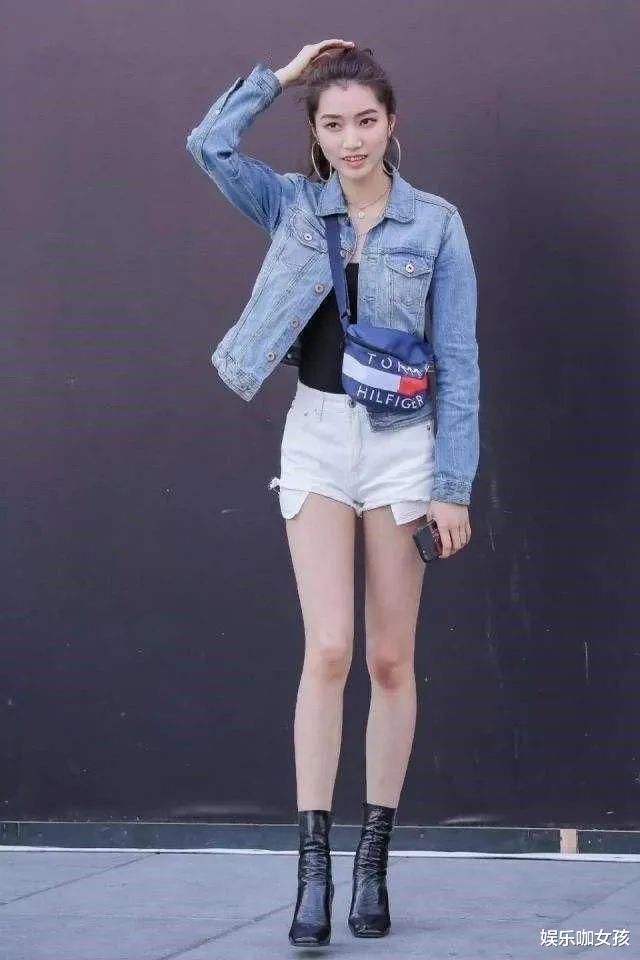 高跟鞋|街拍美女：牛仔短裤搭配高跟鞋，美女穿出大长腿的同时更加有气场