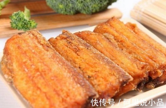 炸带鱼只用淀粉是不够的，方法不对，难怪不香不酥脆！