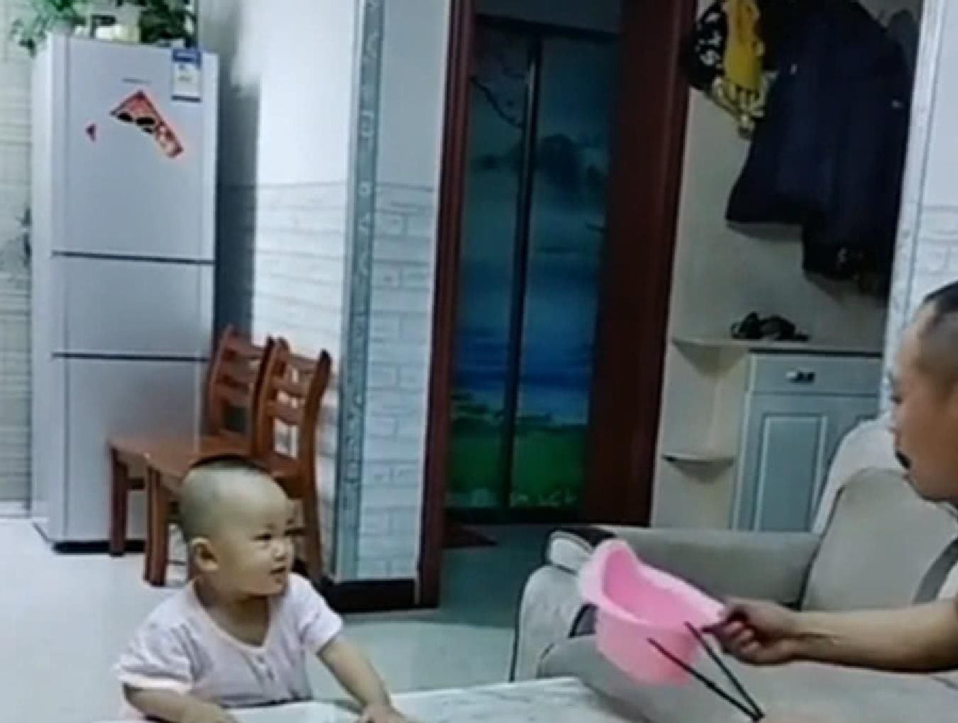 便盆|爸爸给宝宝买了个坐便器,宝宝高兴起来就如此做,爸爸直接笑喷了