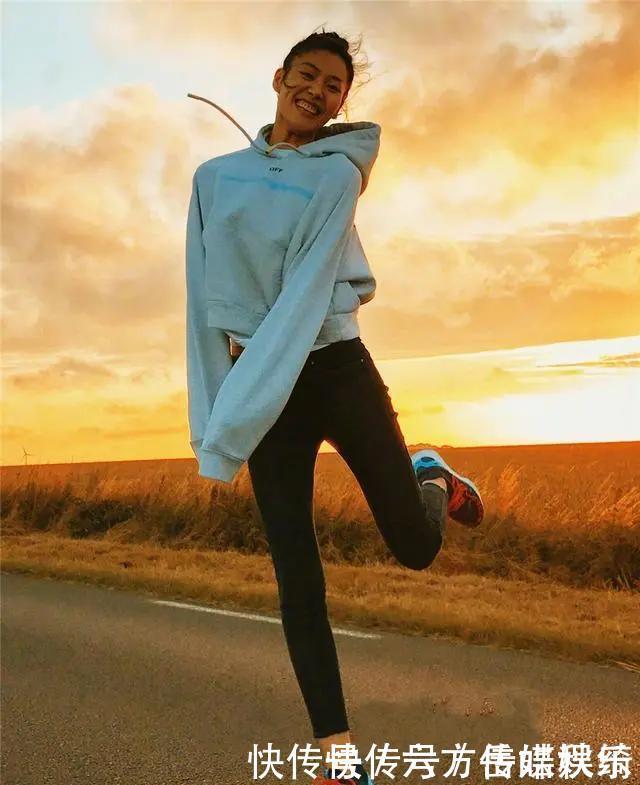 “卫衣+阔腿裤”过时了卫衣配这些“裤子”才好看，时髦又显高