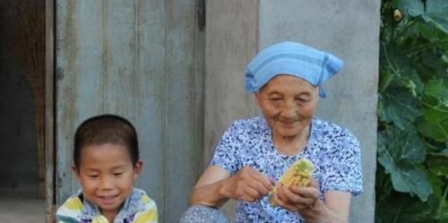 弃婴|52岁老人偶然捡个弃婴,18年后孩子考上大学,家门口来了一排警车