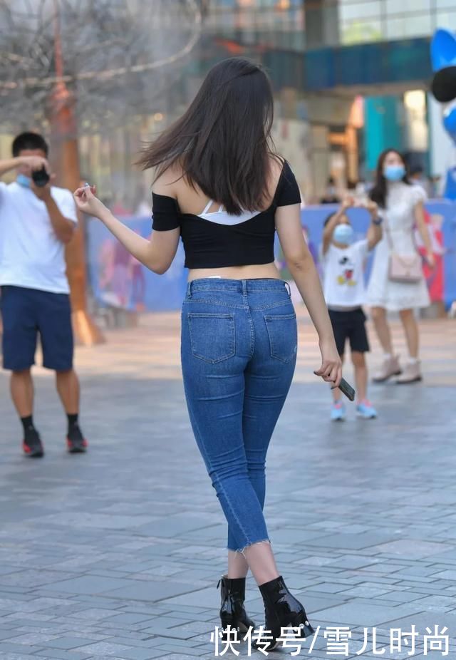 魅力|青春靓丽的女生黑上衣加牛仔裤，展现时尚魅力
