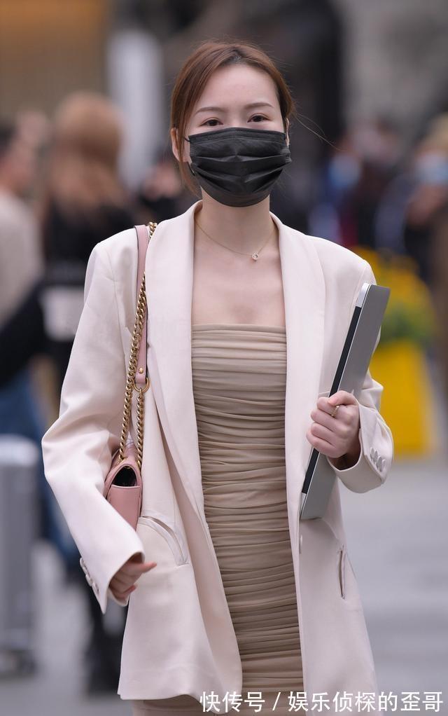 衬衫|浅蓝条纹衬衫腰部褶皱设计与众不同