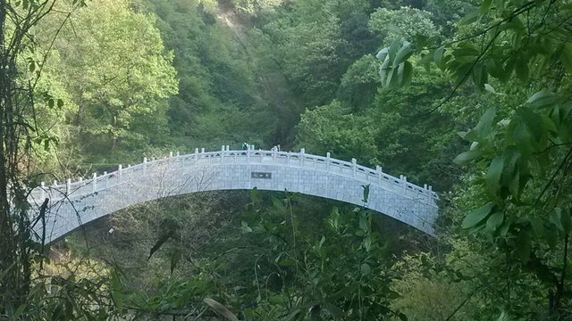 天生桥|国内“最久的”天生桥，至今到现在已经2亿年了，被称为天下奇观