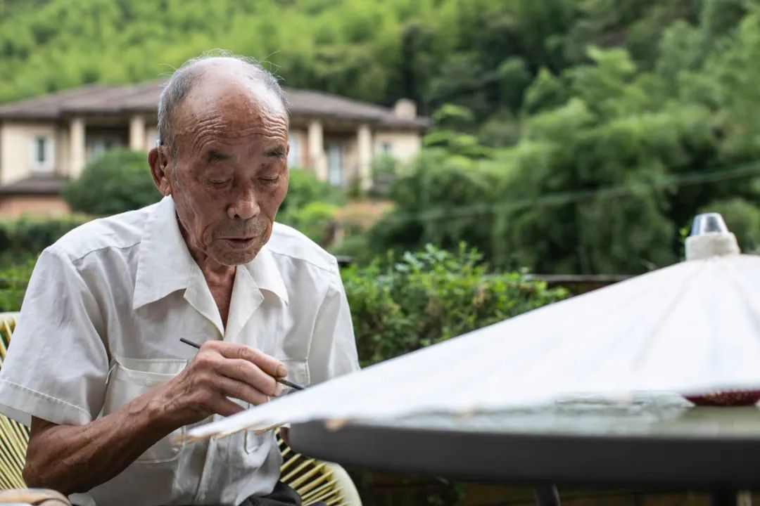 刘伟|一把伞600元，排队半个月才能买到！杭州90后小伙这手绝活太惊艳，火到国外了