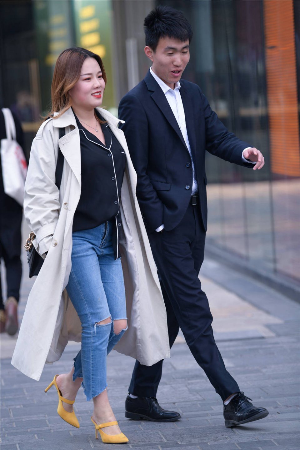 生活|街拍:七分紧身牛仔裤,搭配高跟凉拖,冬天还有不怕冷的姑娘