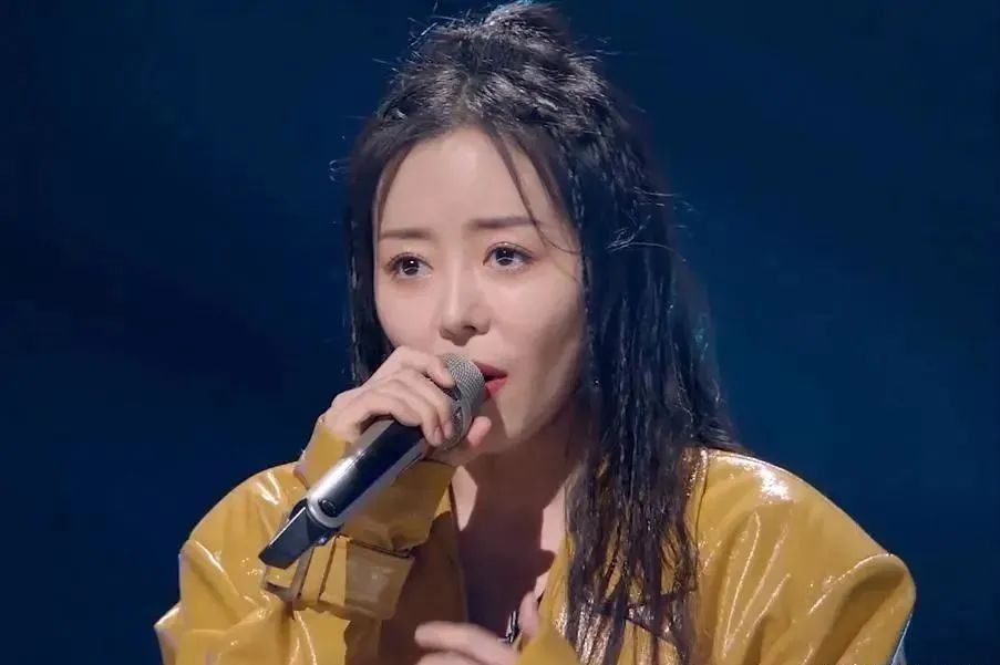 杜华 38岁首届超女冠军能力被质疑:你不争气的样子,真让人生气