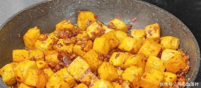  下次吃“炒豆腐”时，别直接下锅就炒，加上这一步，豆腐才入味