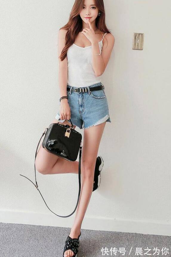 小姐姐 潮范十足的牛仔裤美女,年轻又漂亮,非常吸引眼球!