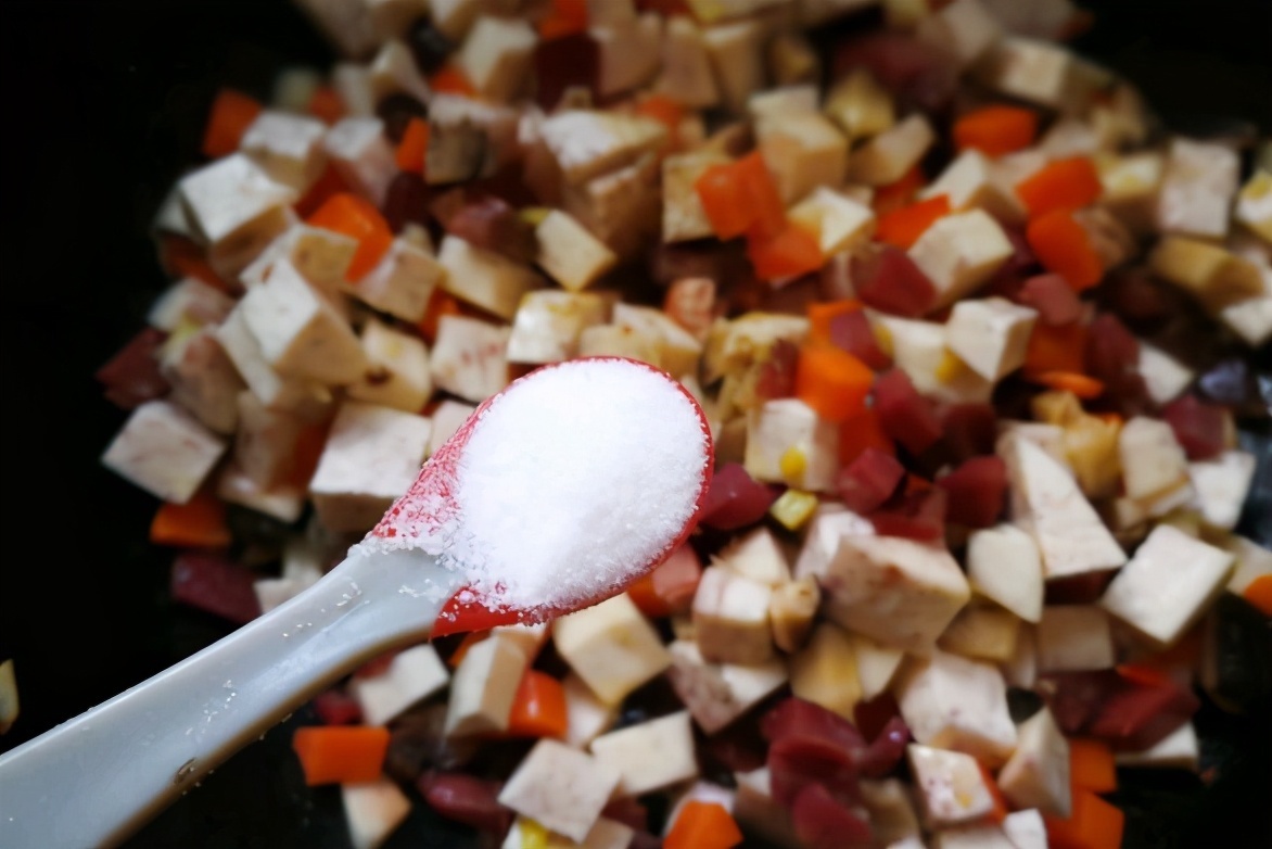 芋头|时蔬搭配腊肉和芋头，做出好吃一锅焖饭，饭菜一锅出，美味又方便