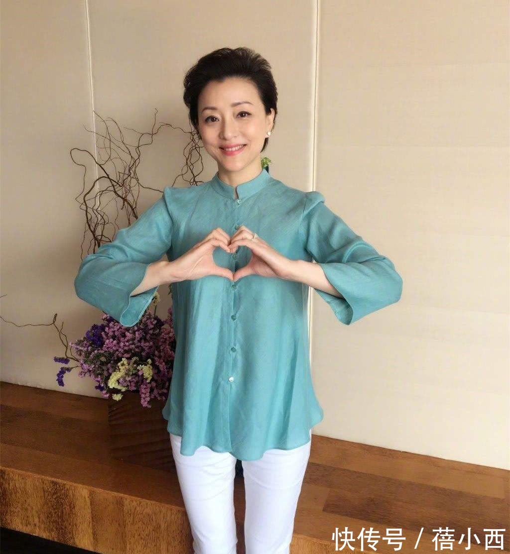 连衣裙|杨澜与富商老公走红毯，穿黑色连衣裙配短发，亲自演绎简约高级感