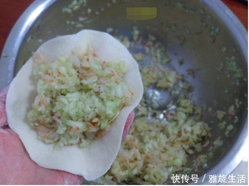 面团|这个包子没有肉却特别鲜,只用俩食材,一个负责香,一个负责鲜!