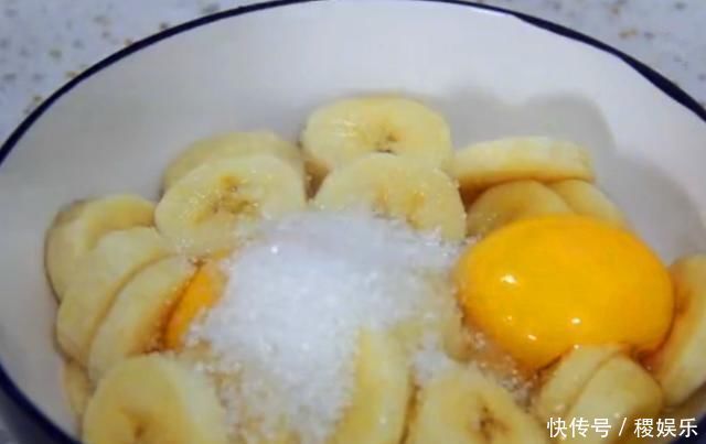 香蕉不要直接吃，淋入2个鸡蛋，比大鱼大肉还香，出锅女儿吃美了