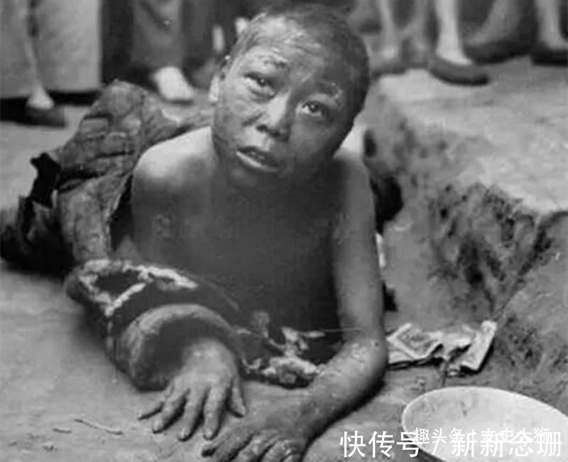 实情!同治年间,两乞丐当街耍蛇,一老者看后,惊诧此非蛇,而是人