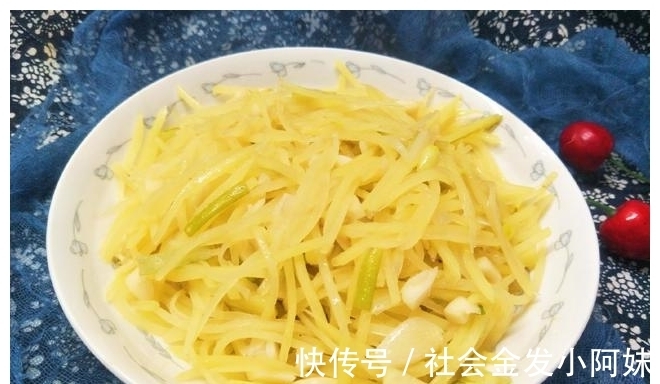 一个勺子|炒土豆丝时，放醋方法有讲究，教你1招，土豆丝酸香不呛口
