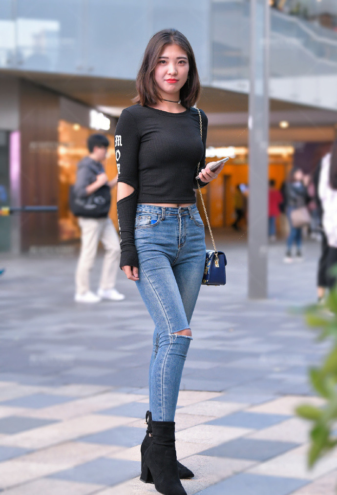 好看|入冬了穿什么? 修身牛仔裤搭配针织T恤, 舒适靓丽又好看