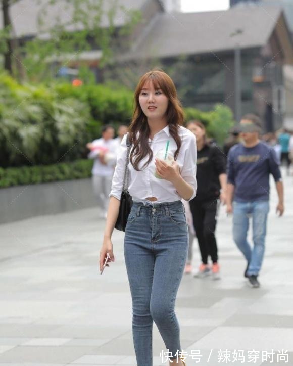 高跟鞋 有着源于个性的美,收腰白衬衫配牛仔裤,穿出个性的美,真的漂亮!