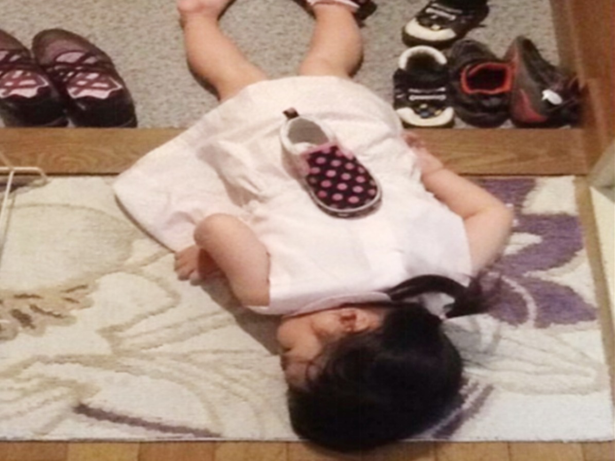 父母分享孩子“没电了”的照片“火了”,感慨:睡功是真强啊