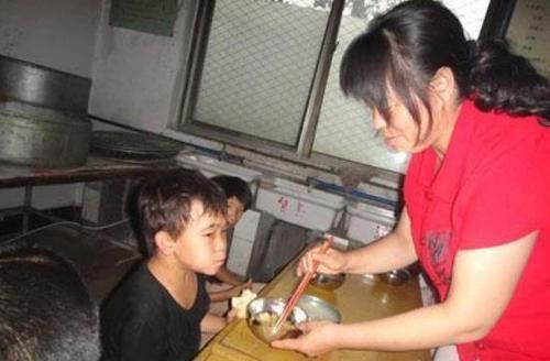 隔辈亲|奶奶坚持那样给孩子吃饭,终把孩子喂“残了”,医生怒斥太无知